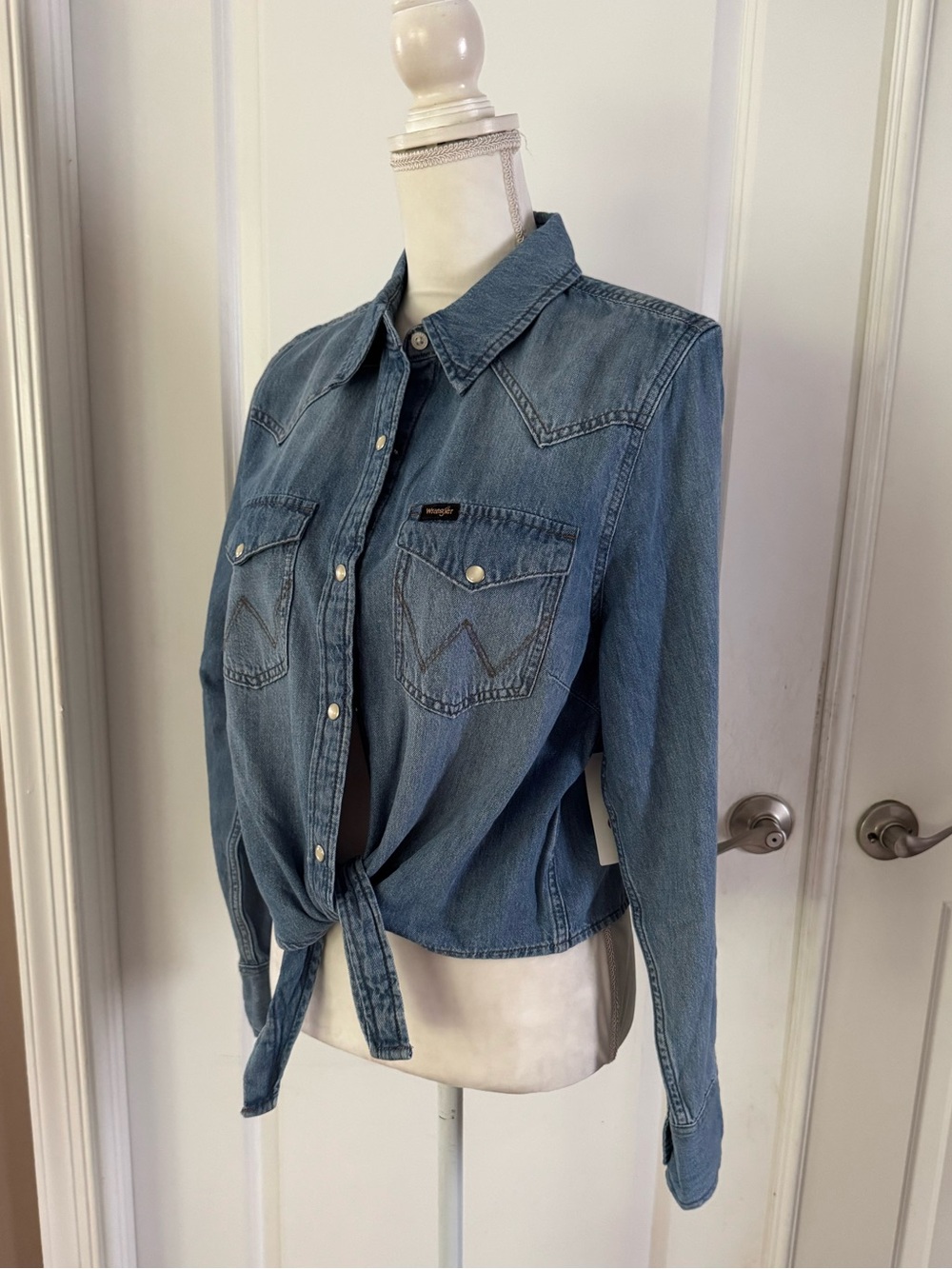 WRANGLER WOMEN'S TIE FRONT WESTERN SHIRT. Size L. MSRP $54.99 - Picture 8 of 17